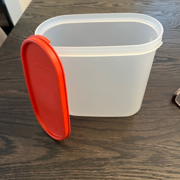 2 VINTAGE TUPPERWARE CONTAINERS - Picture 4 of 5